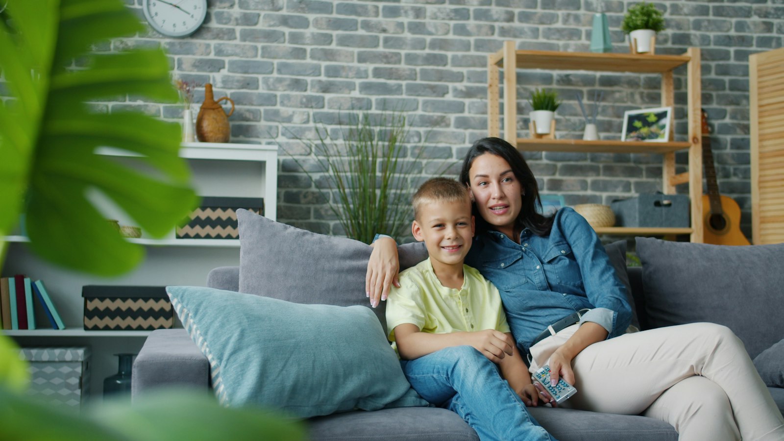 Mutter und Sohn gemeinsam auf dem Sofa