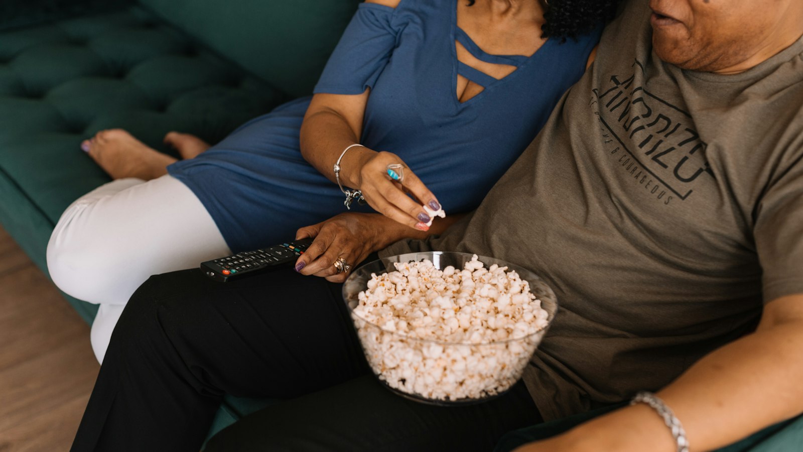 Stel met popcorn klaar voor een voetbalavond