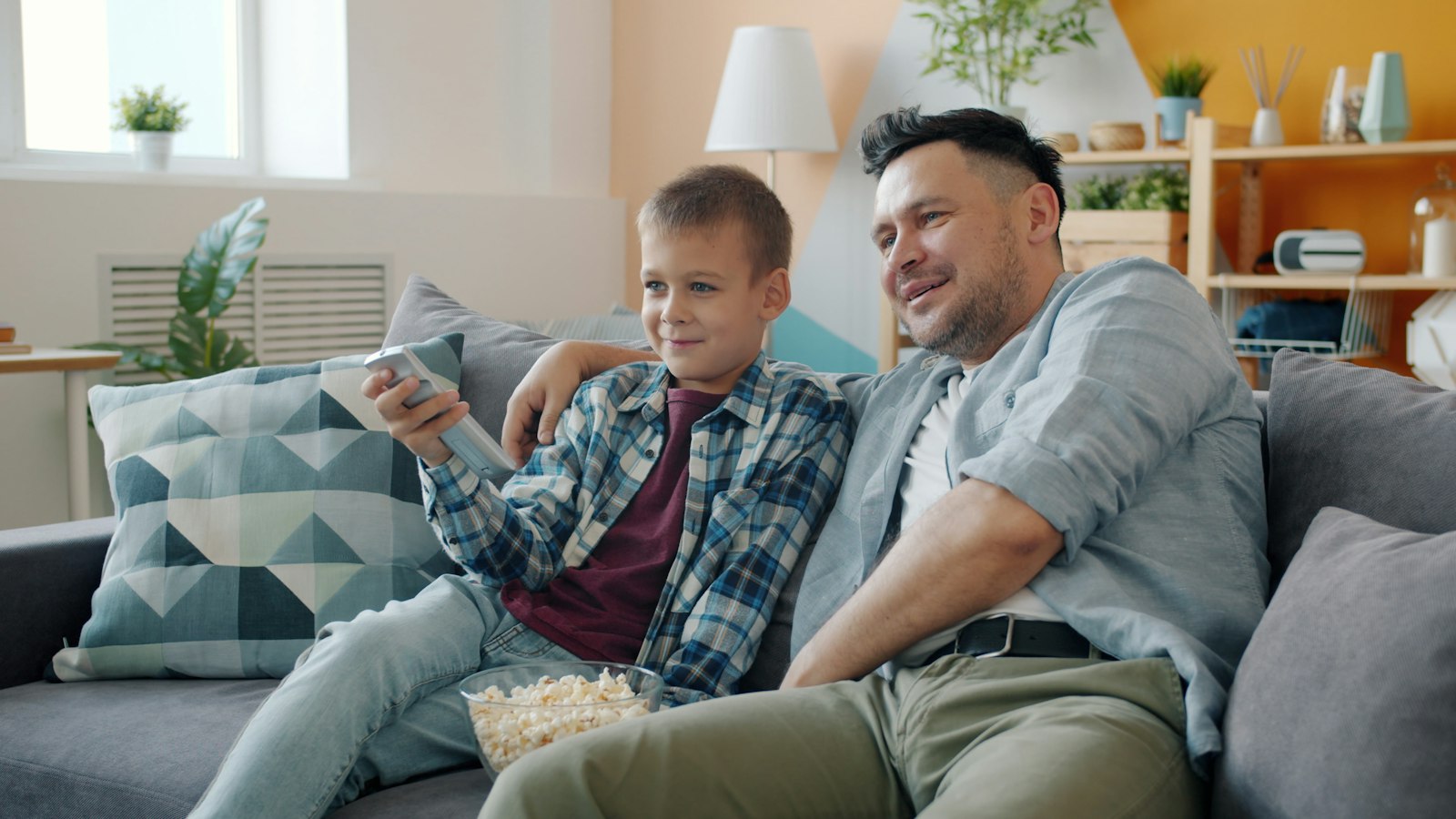 Vader en zoon kijken samen voetbal op tv
