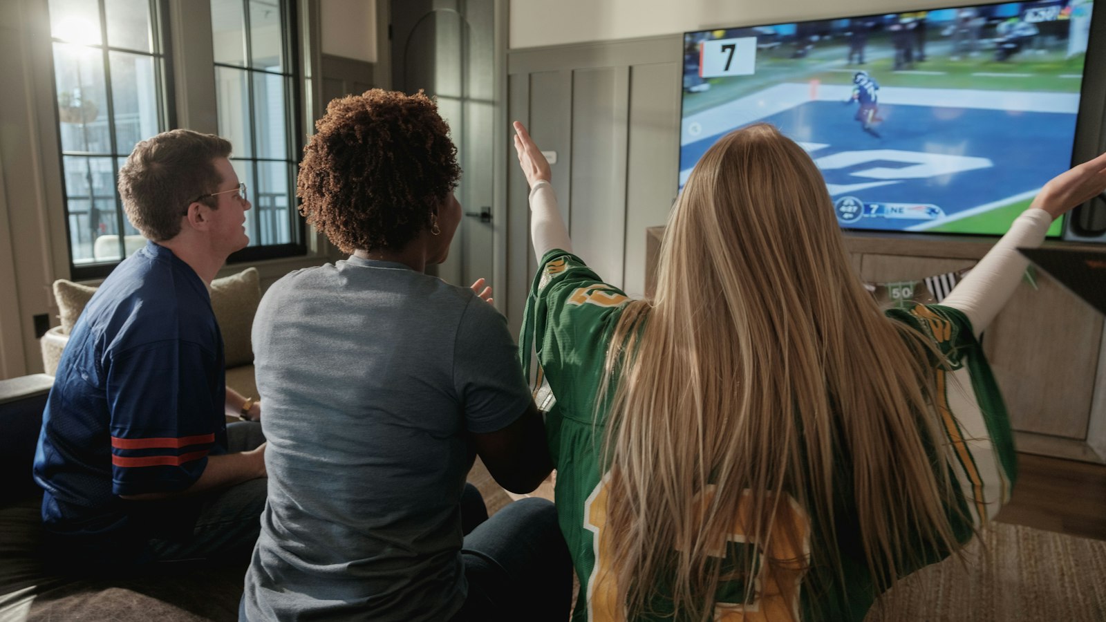 Vrienden kijken samen sport op tv