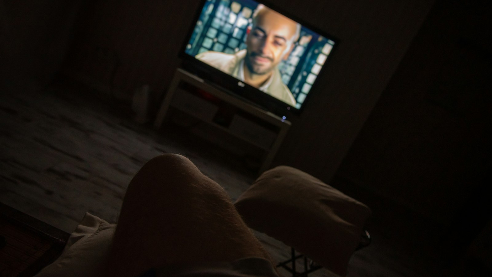 Tv aan in een donkere kamer