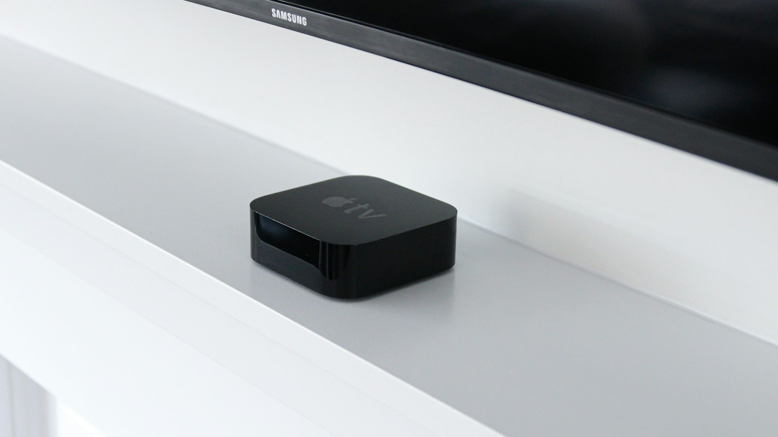 Zwarte streamingbox op een tafel