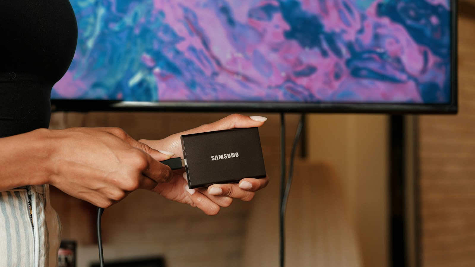 Vrouw met afstandsbediening voor de tv
