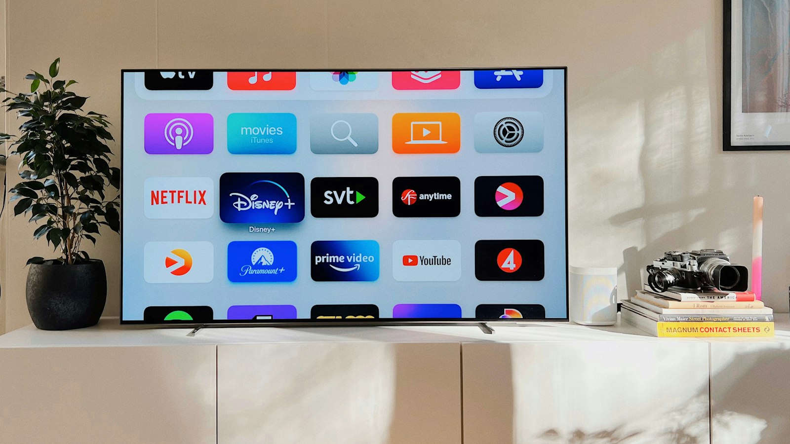 Smart-tv op een wit tv-meubel