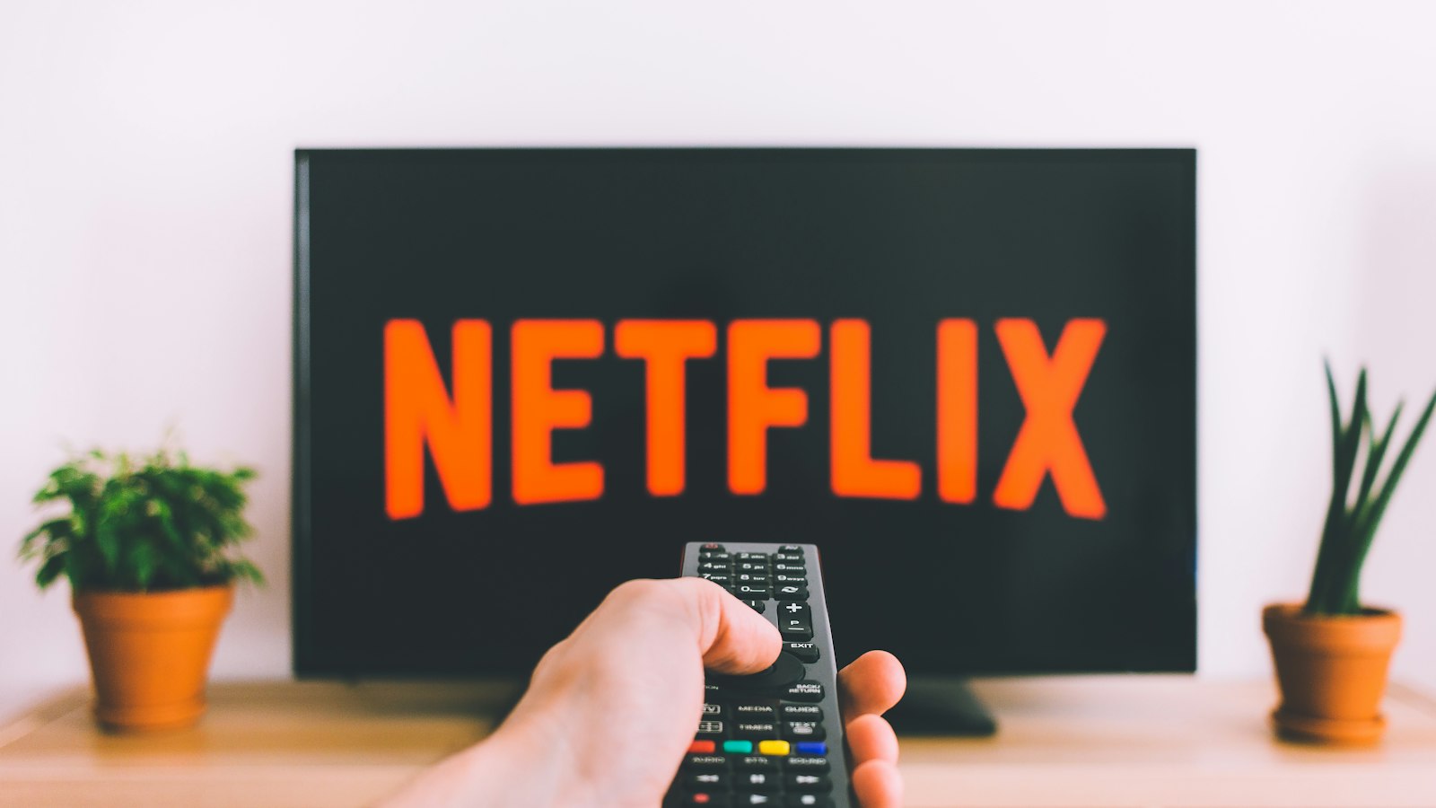 Afstandsbediening gericht op een tv die een app opent