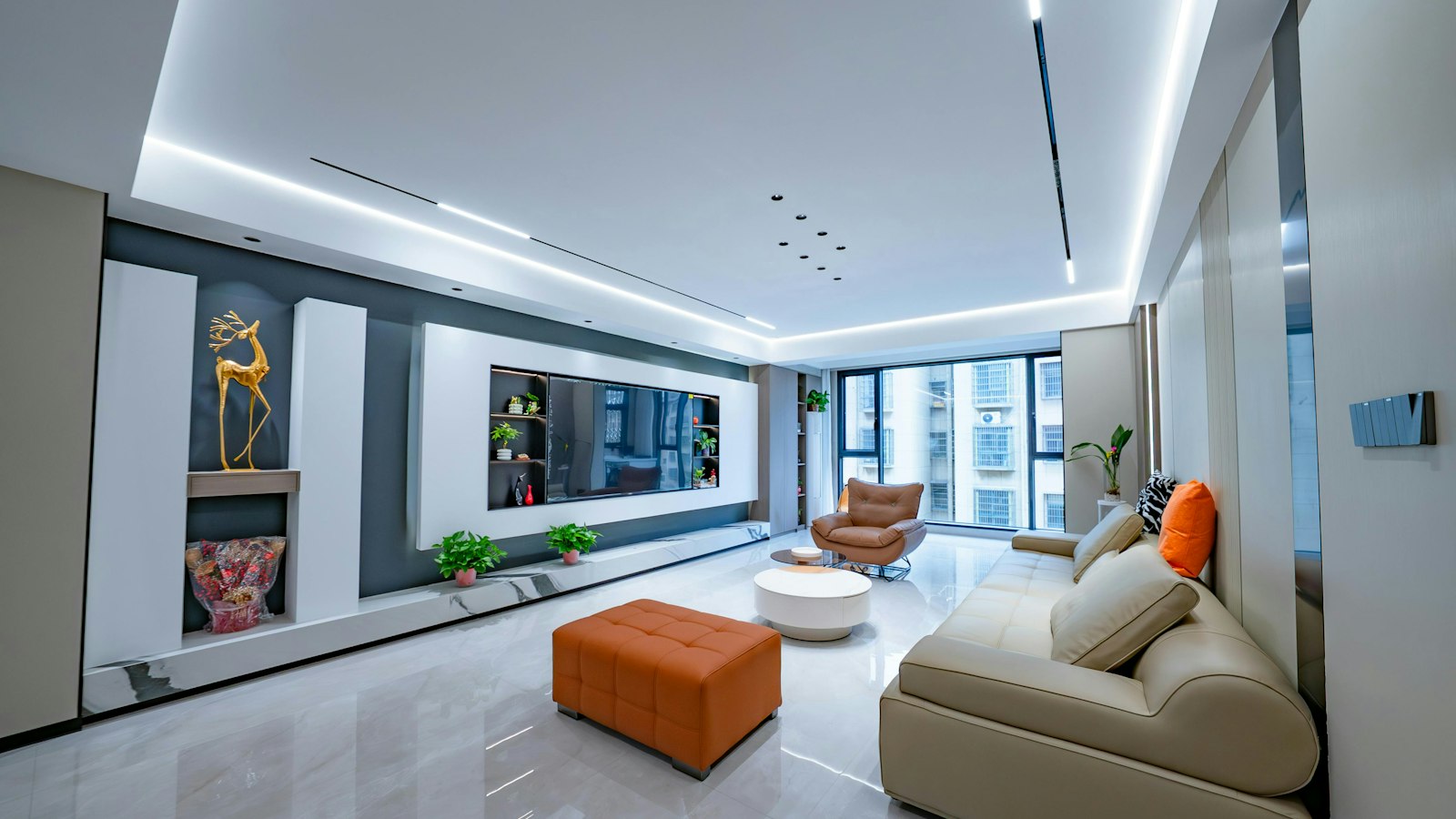 Moderne woonkamer met sfeerverlichting en tv