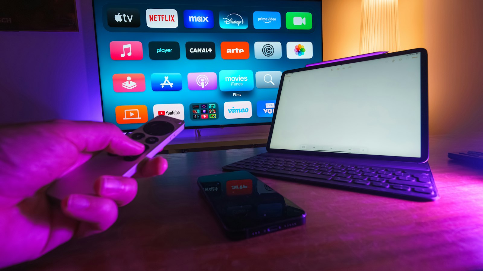 Fernbedienung vor einem Fernseher