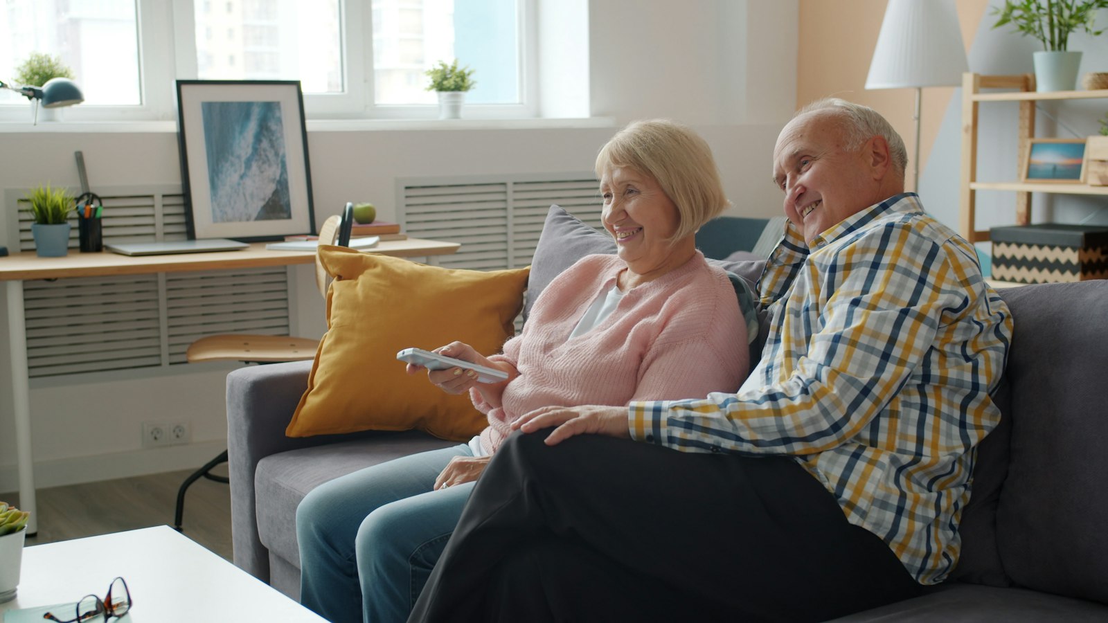 Ouder stel ontspant op de bank voor de tv