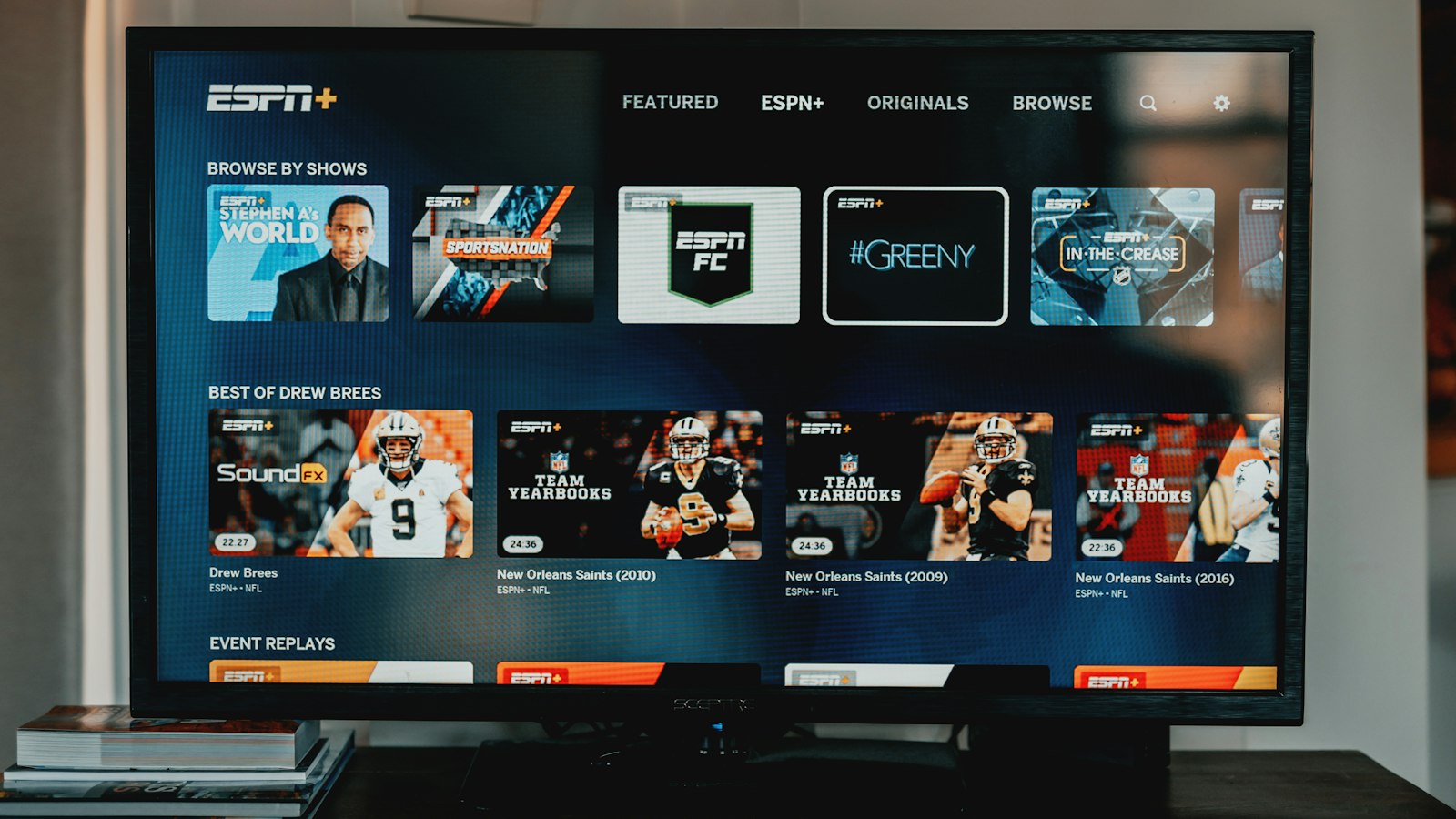 Flatscreen-tv op een houten tafel, klaar om IPTV te kijken