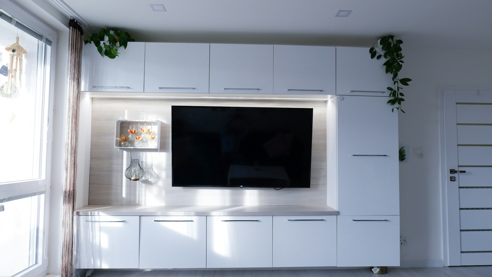 Witte tv-meubel met groot tv-scherm